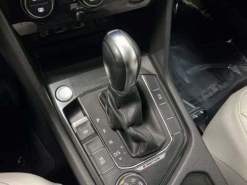 Used 2018 Volkswagen Tiguan SEL image 19