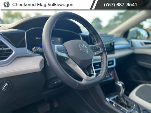 Used 2025 Volkswagen Taos SE AWD/4WD image 18