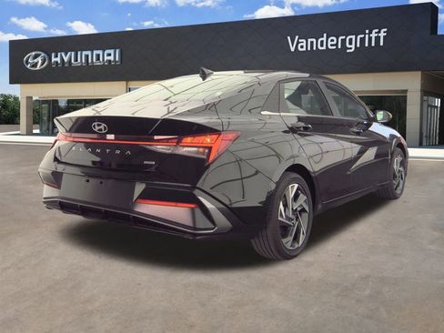 Used 2025 Hyundai Elantra Limited image 11
