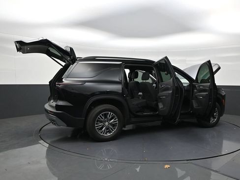 Used 2025 Chevrolet Traverse LT FWD image 27