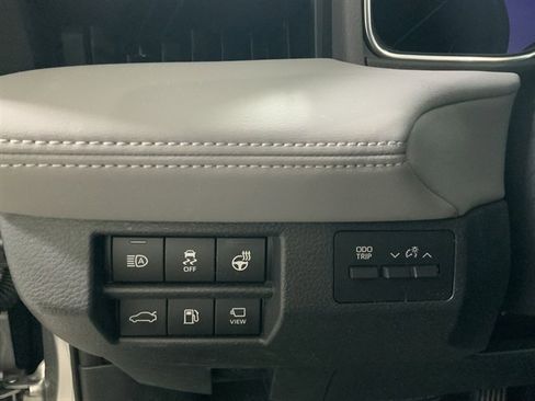 Used 2019 Toyota Avalon Limited image 9