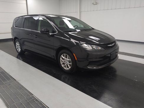 Used 2023 Chrysler Voyager LX image 13