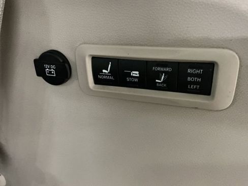 Used 2017 Chrysler Pacifica Limited w/ UConnect Theater Package image 64