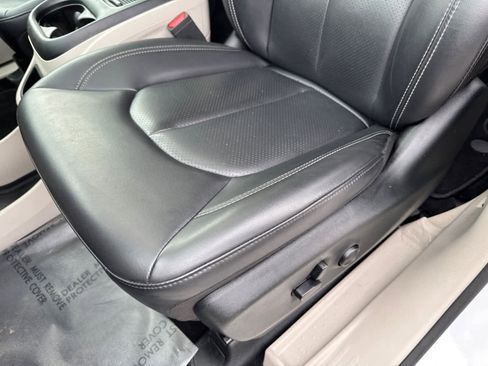 Used 2023 Chrysler Pacifica Touring-L image 16