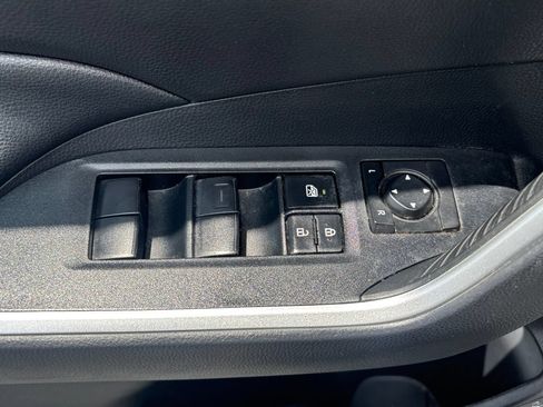 Used 2021 Toyota RAV4 LE FWD image 7