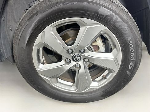 Used 2020 Toyota RAV4 Limited AWD/4WD image 11