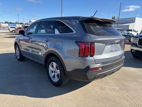 Used 2022 Kia Sorento LX image 4