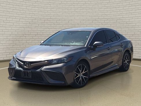 Used 2022 Toyota Camry SE FWD image 1