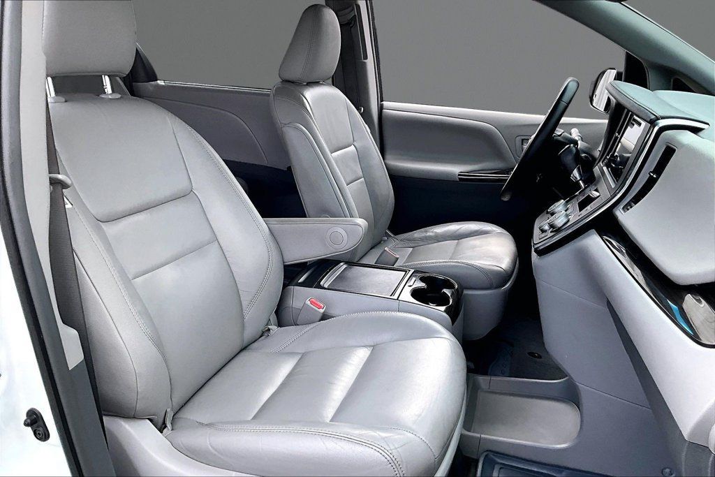 Used 2017 Toyota Sienna XLE Premium FWD image 7