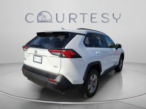 Used 2022 Toyota RAV4 XLE w/ Convenience Package FWD image 3
