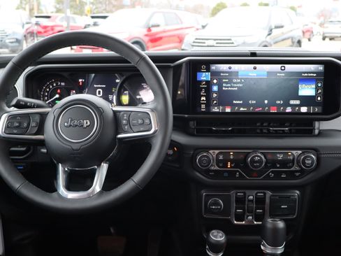 Used 2025 Jeep Wrangler Unlimited Sahara w/ Safety Group AWD/4WD image 13