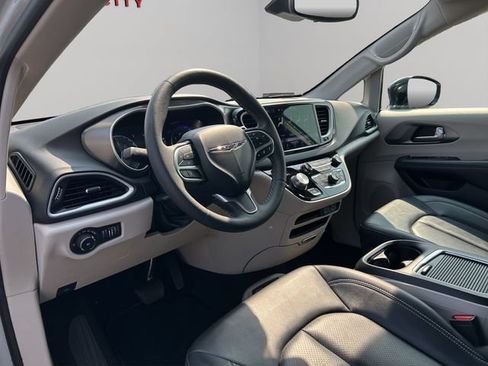 Used 2024 Chrysler Pacifica Touring-L FWD image 28