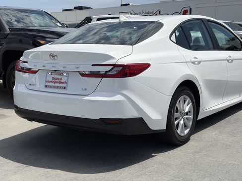 Used 2025 Toyota Camry LE FWD image 4