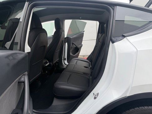 Used 2022 Tesla Model Y Long Range image 15