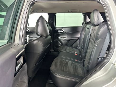 Used 2023 Mitsubishi Outlander SE image 25