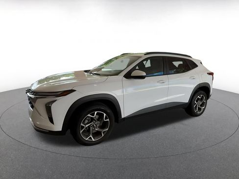 Used 2025 Chevrolet Trax LT FWD image 7