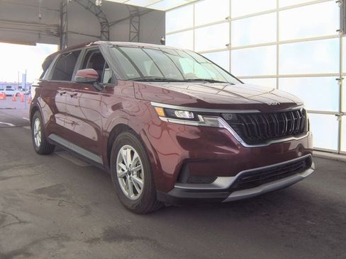 Used 2024 Kia Carnival LX image 3