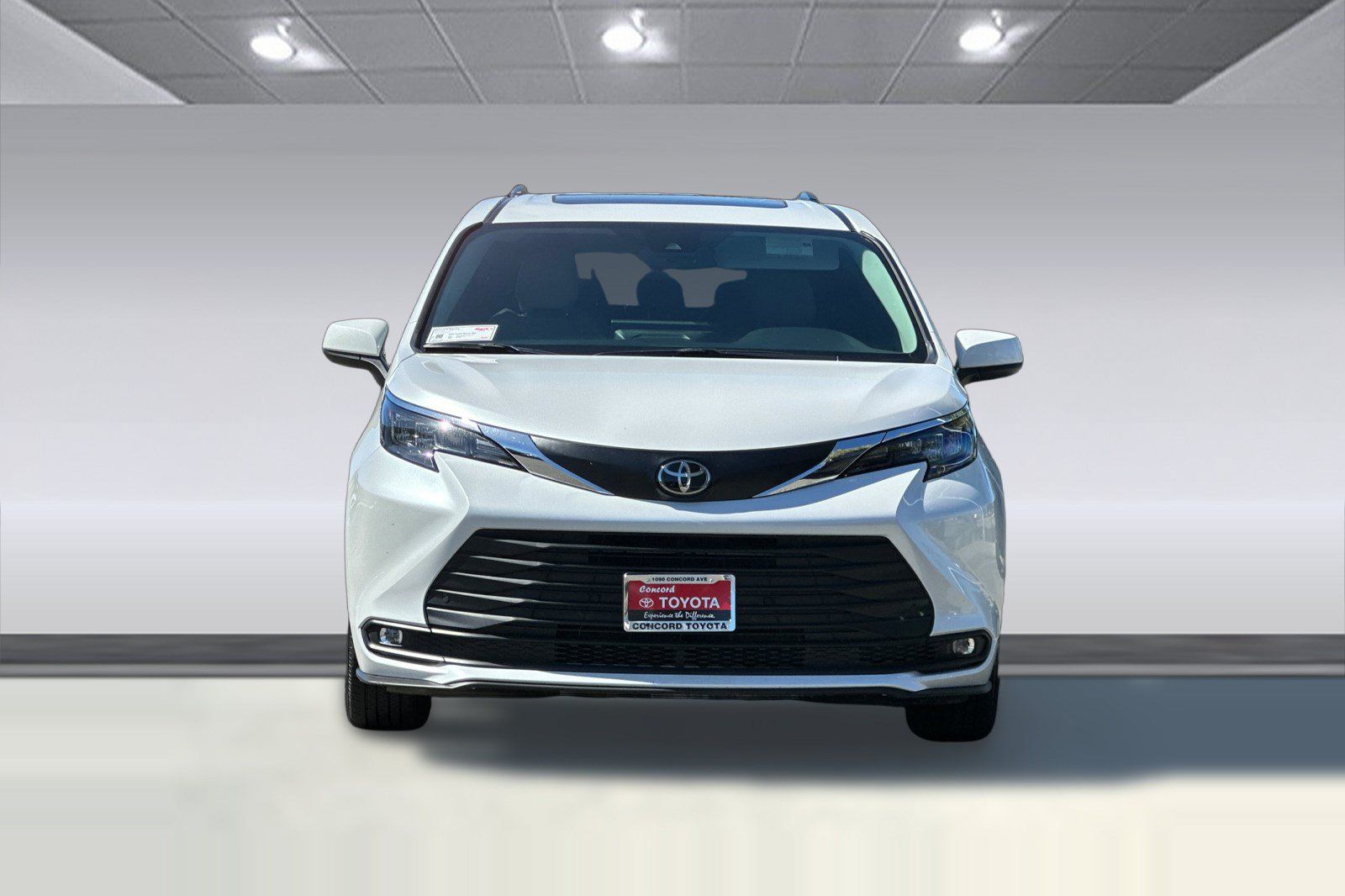 Used 2026 Toyota Sienna XLE FWD image 6
