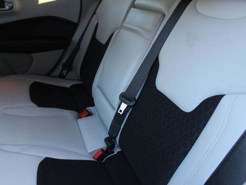 Used 2018 Jeep Compass Latitude w/ Cold Weather Group image 13