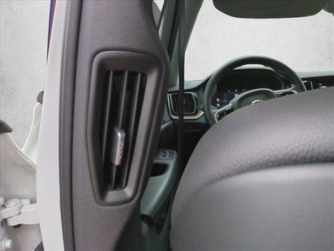 Used 2025 Volvo V60 B5 Cross Country Plus image 17