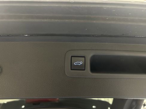 Used 2022 Toyota Highlander XLE image 9