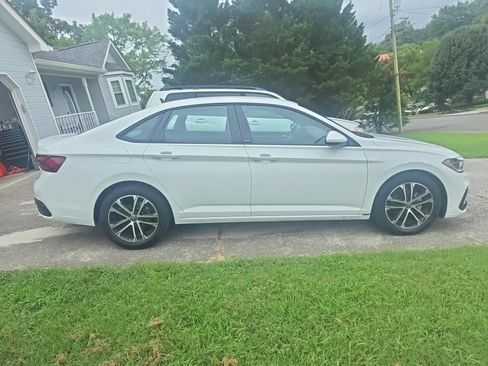 Used 2026 Volkswagen Jetta SE FWD image 3
