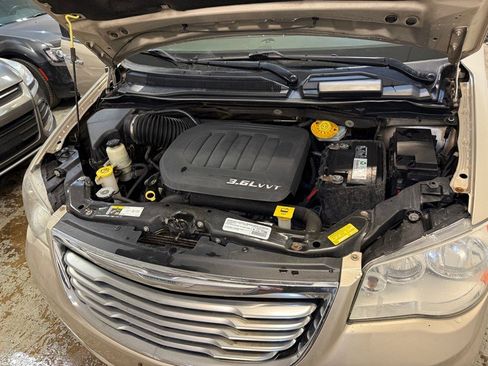 Used 2015 Chrysler Town & Country Touring-L w/ Driver Convenience Group image 8