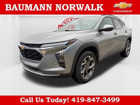 Used 2025 Chevrolet Trax LT w/ LT Convenience Package FWD image 3