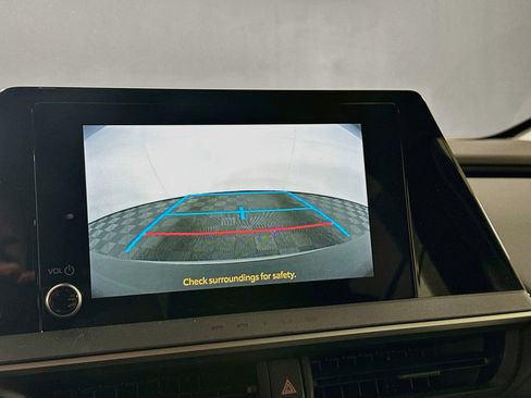 Used 2025 Toyota Prius LE FWD image 18