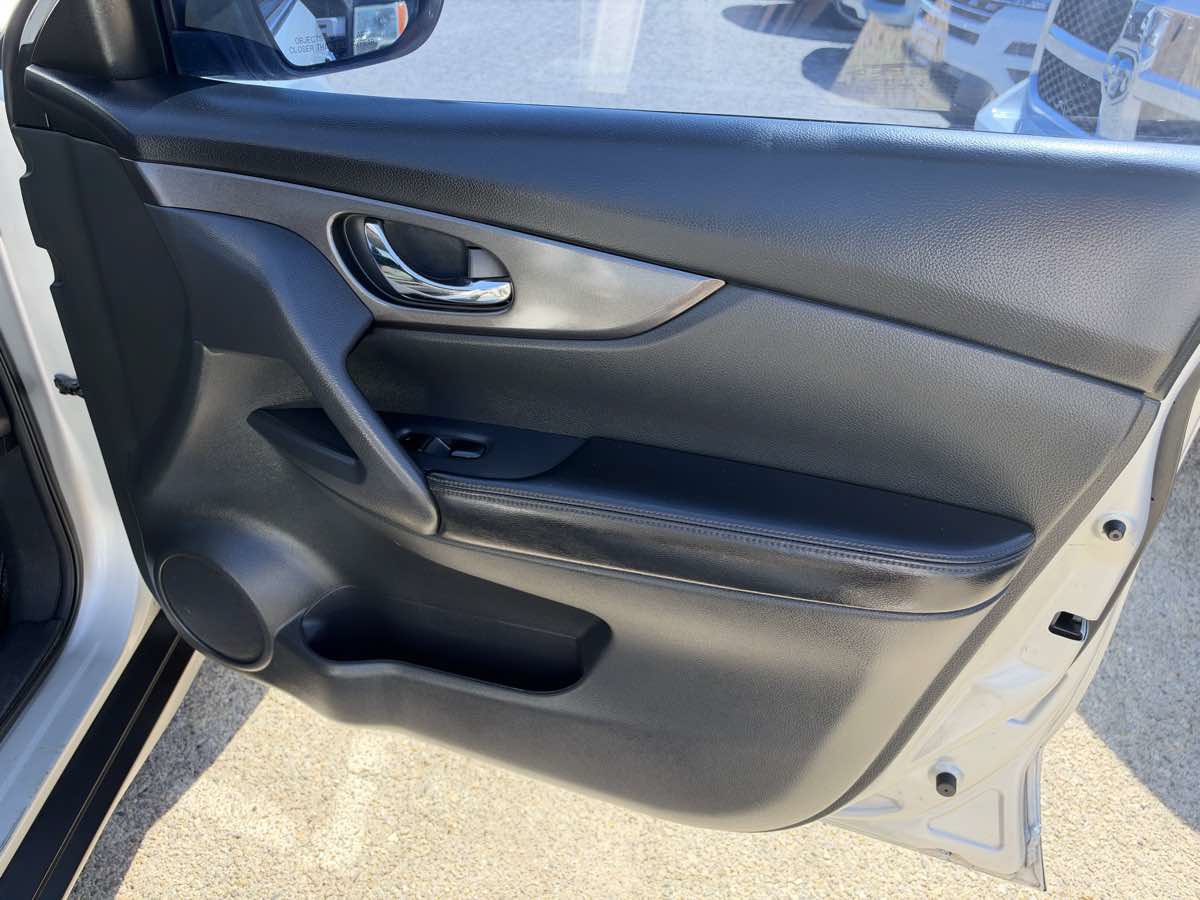 Used 2016 Nissan Rogue SV FWD image 18