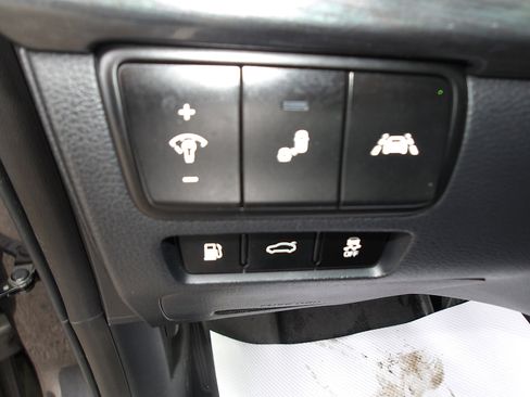 Used 2018 Kia Cadenza Limited w/ Paint Protection Package image 17