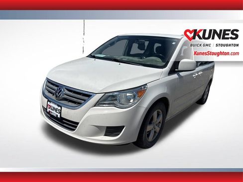 Used 2011 Volkswagen Routan SE FWD image 4