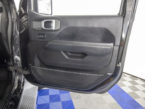 Used 2019 Jeep Wrangler Unlimited Sahara AWD/4WD image 15
