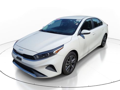Used 2022 Kia Forte LXS w/ LXS Technology Package FWD image 3