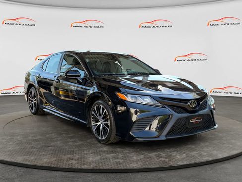 Used 2020 Toyota Camry SE FWD image 5