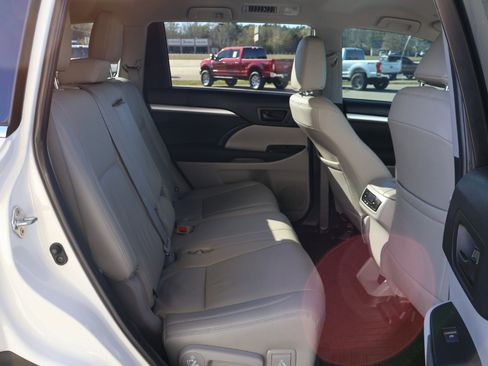 Used 2019 Toyota Highlander LE image 14