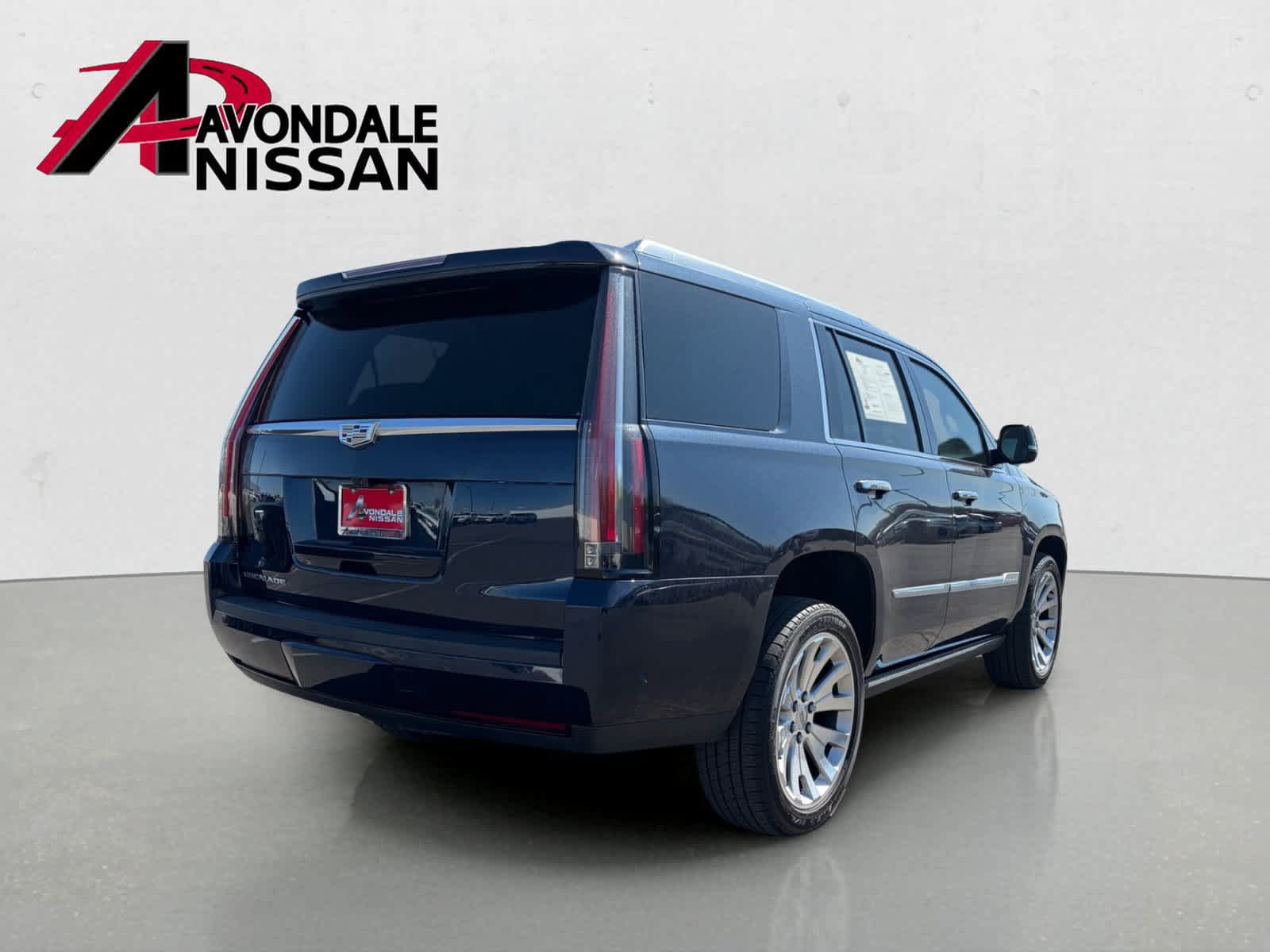 Used 2018 Cadillac Escalade Premium Luxury AWD/4WD image 4
