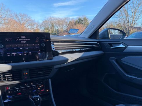 Used 2025 Volkswagen Jetta SE image 38