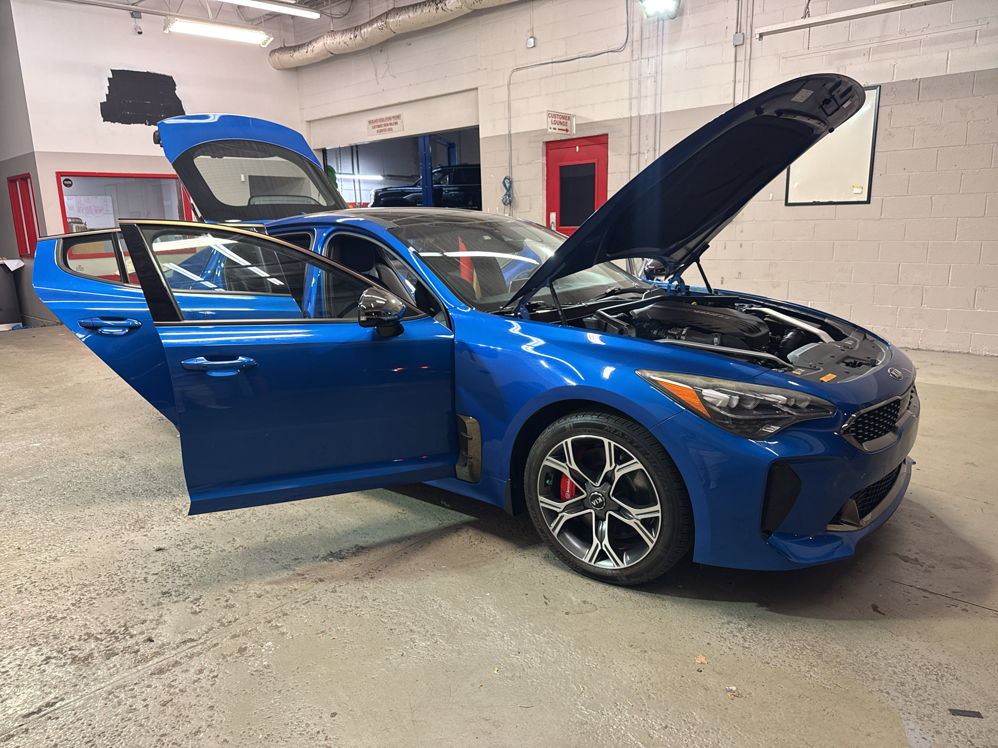 Used 2018 Kia Stinger GT1 AWD/4WD image 9