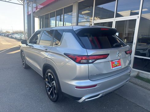 Used 2024 Mitsubishi Outlander SE image 11