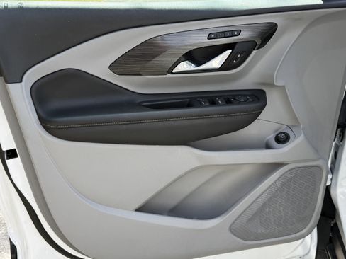 Used 2023 GMC Terrain SLT image 4