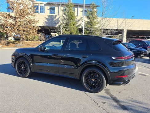 Used 2024 Porsche Cayenne image 6