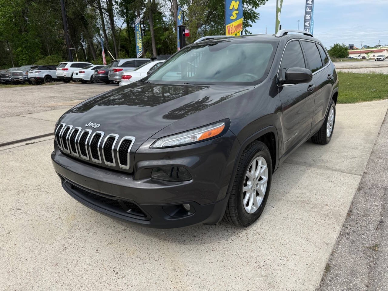 Used 2017 Jeep Cherokee Latitude w/ Comfort & Sound Group FWD image 2
