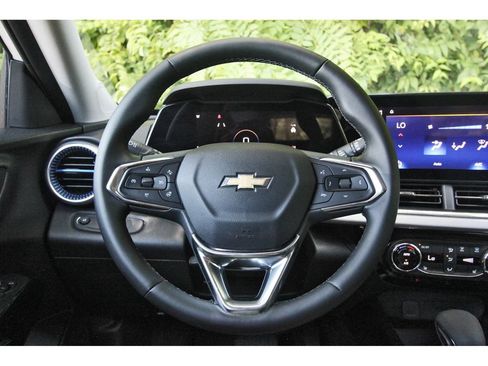Used 2025 Chevrolet Trax LT w/ Driver Confidence Package FWD image 14
