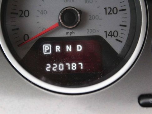 Used 2010 Volkswagen Routan SE FWD image 10