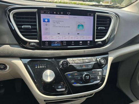 Used 2023 Chrysler Pacifica Touring-L FWD image 21