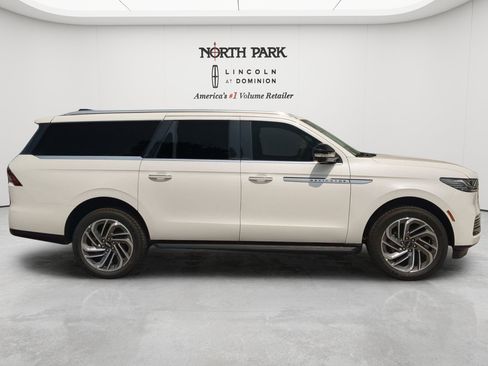 New 2026 Lincoln Navigator L Premier AWD/4WD image 2