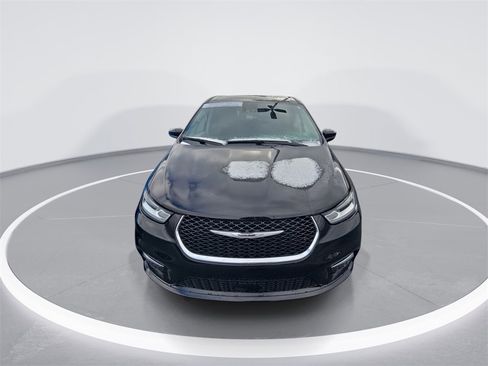 Used 2024 Chrysler Pacifica Touring-L image 3