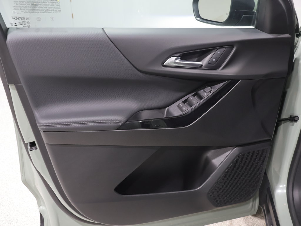 Used 2025 Chevrolet Equinox LT AWD/4WD image 13