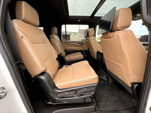 Used 2023 Chevrolet Suburban Premier w/ Advanced Technology Package AWD/4WD image 16